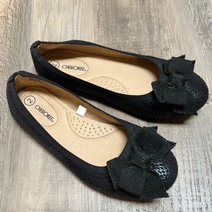 Cherokee ballet flats with cushioned insoles & dainty bow accents. black, sz 2